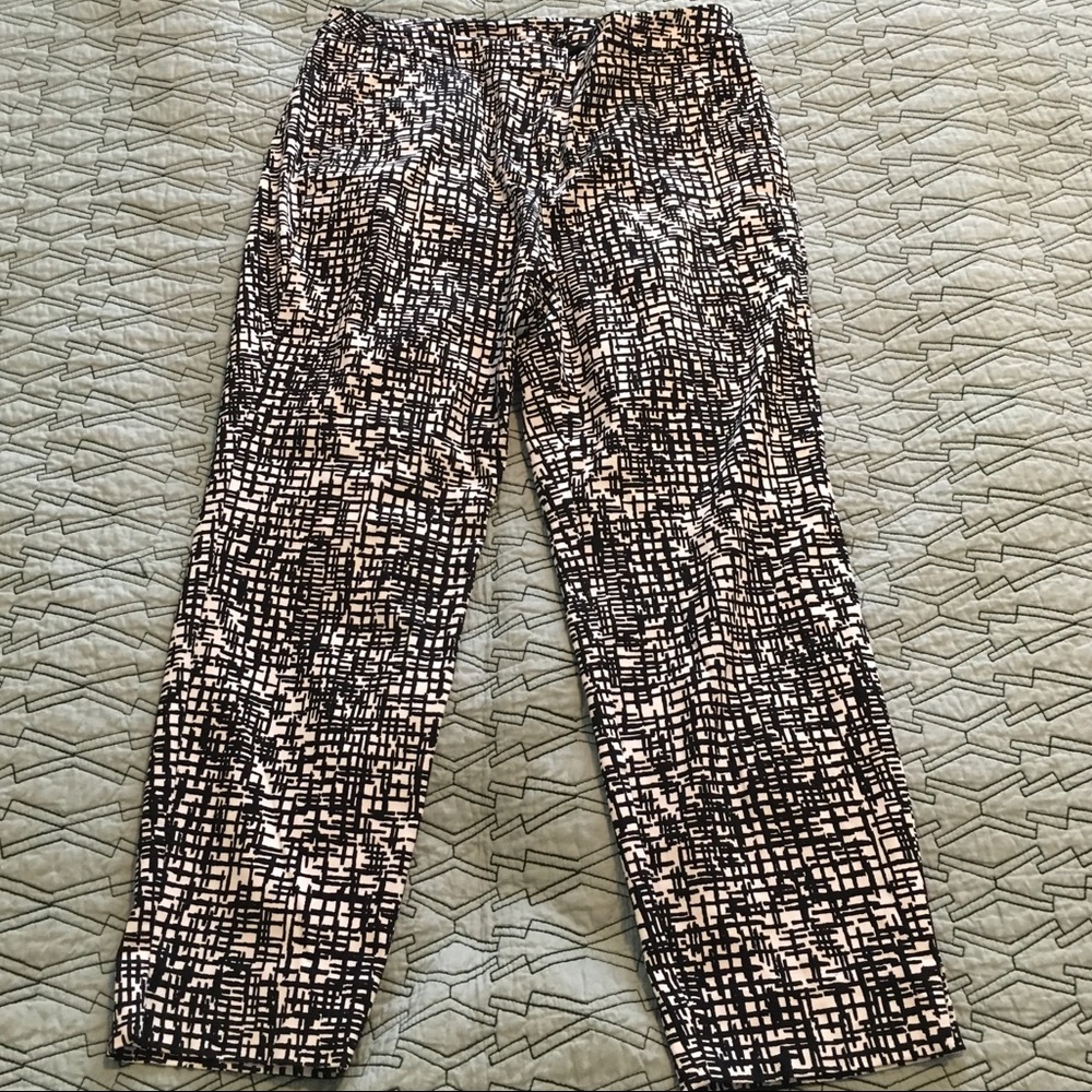 Like new! Stretchy black and white pattern pants